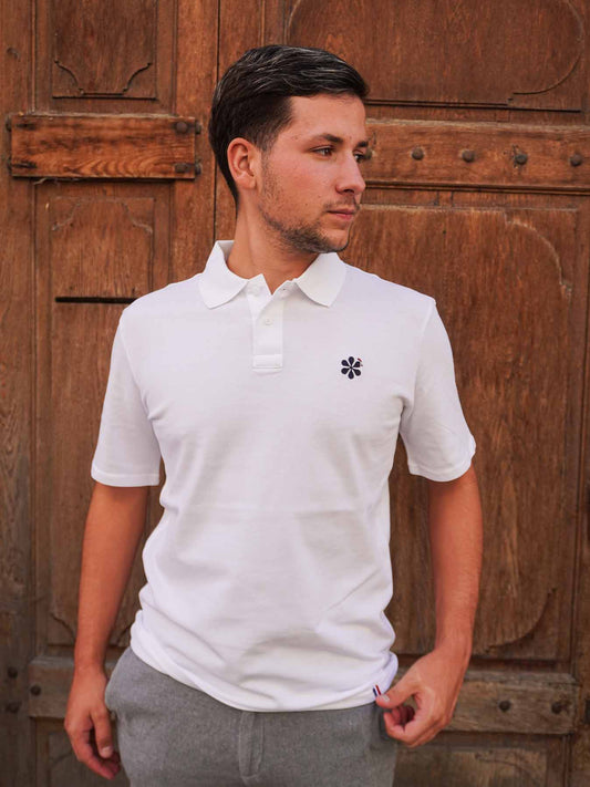 Polo bio made in France blanc porté par une femme