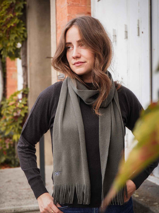 L’Écharpe Essentielle Française en Laine pour Femme - Kaki Grisé