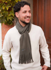 L’Écharpe Essentielle Française en Laine pour Homme - Kaki Grisé