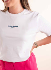 Détail broderie personnalisée sur t-shirt femme blanc