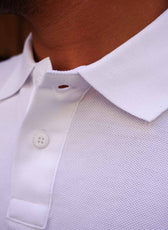 Zoom sur la maille piquée d’un polo bio français
