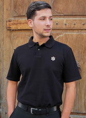 Polo fabriqué en France porté pour un look d’été