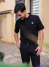 Polo en coton bio porté dans un décor naturel
